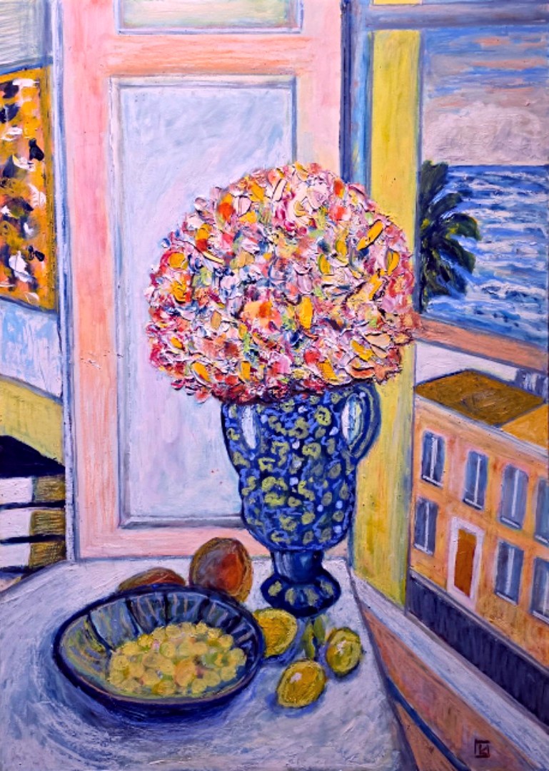 Bouquet de fleurs devant la fenêtre